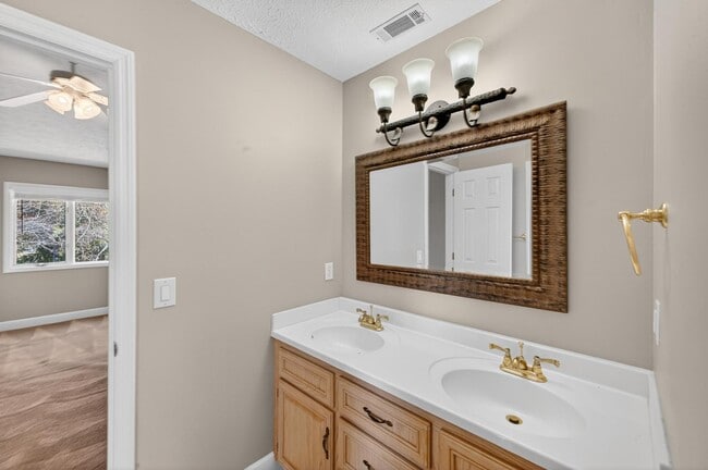 Building Photo - 205 Club Villa Dr W