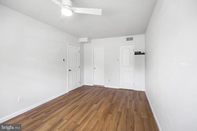 Building Photo - 4965 Americana Dr