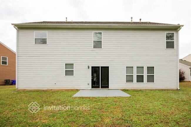 Building Photo - 2245 Village Green Dr