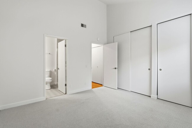 Building Photo - Updated Townhome in Lake Santa Clara HOA