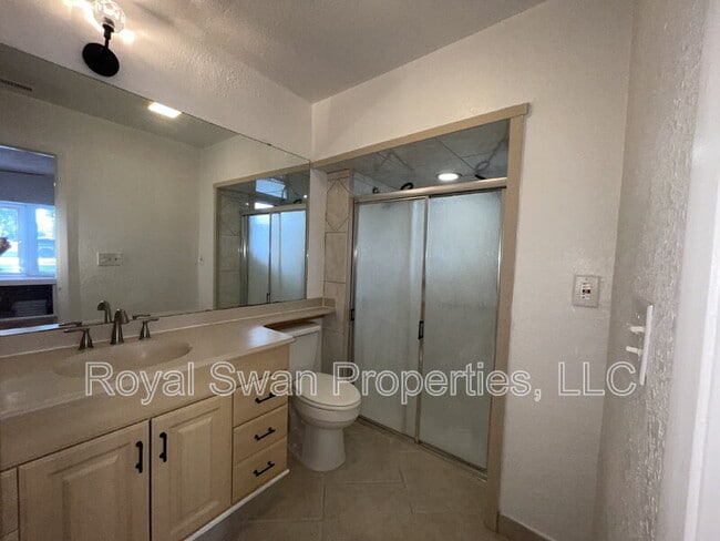 Building Photo - 222 Lakeview Dr