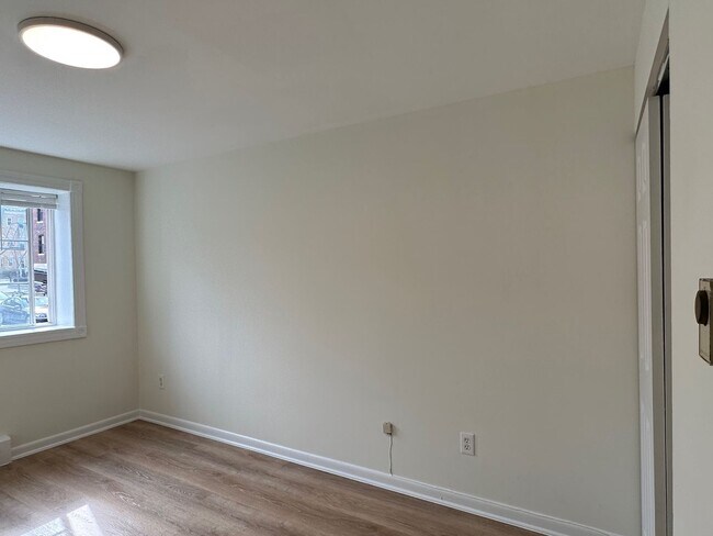 Building Photo - Large, updated 2 bedroom near the Green Li...