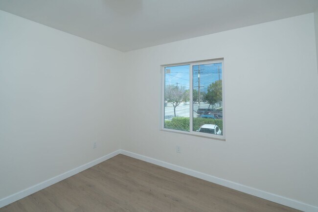 Building Photo - 2400 Del Mar Ave