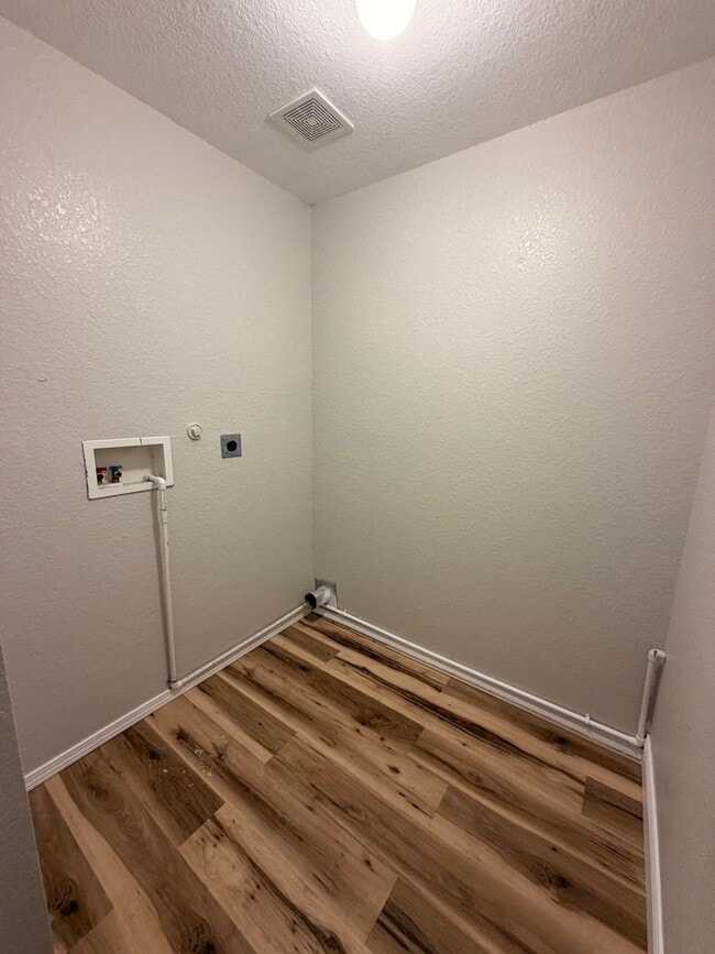 Building Photo - CUTE ONE STORY - 3 BEDROOM / 2 BATH HOME W...