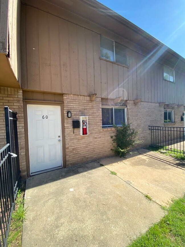 Building Photo - 2 Bedroom 1.5 Bath Apt at the Monterey Squ...