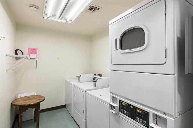 Building Photo - Cozy One-Bedroom in the Heart of Downtown ...