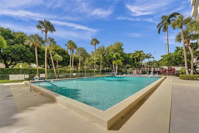 Building Photo - 3200 Port Royale Dr N