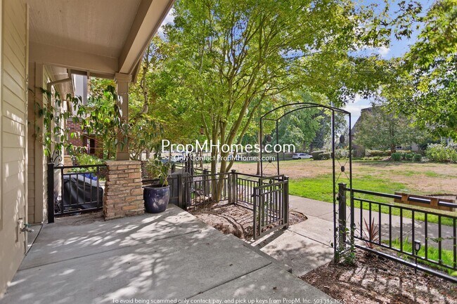 Building Photo - Cozy Two Bedroom Townhome in the Heart of ...