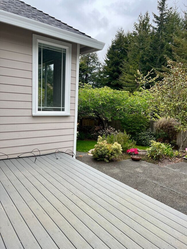 Building Photo - Spacious, Well-Appointed home in a Highly Desirable Location!