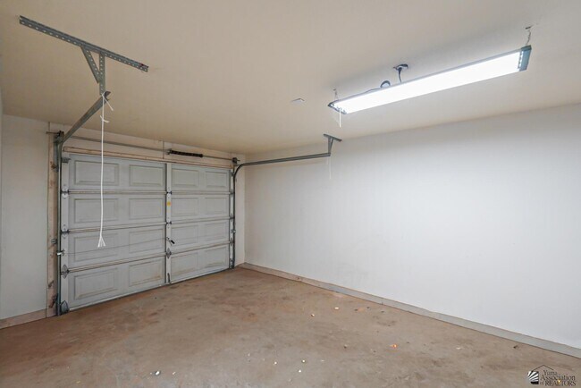 Building Photo - 587 E Jefferson St