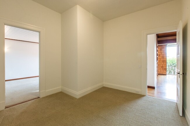 Building Photo - Mid Century Beauty in the Heart of the Banana Belt