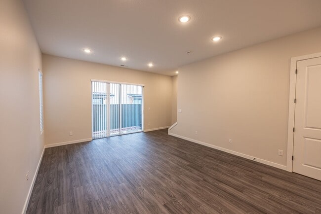 Building Photo - 3 bedrooms with loft/office. Built in 2024