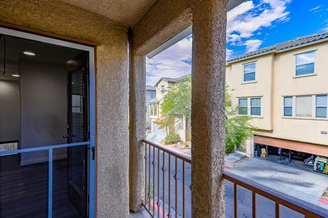 Building Photo - Beautiful 3 Bed Home With 3 Full Baths And Bed and Full Bath On 1st Floor