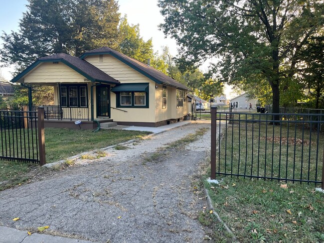 Primary Photo - Clean 2 Bedroom home with hardwood floorin...