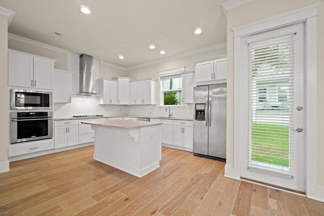 Building Photo - 99 Grande Pointe Cir