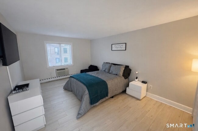 Building Photo - 136 Deer Hill Ave