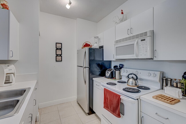 Building Photo - 630 S Sapodilla Ave