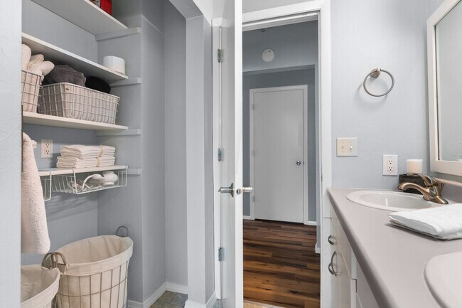 Building Photo - 733 W 4th St