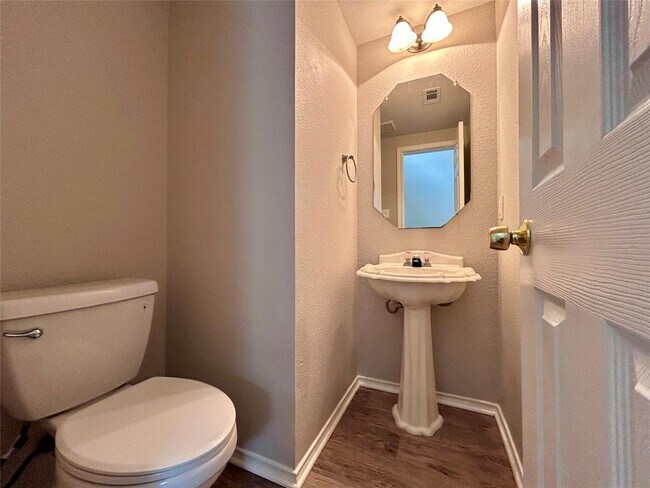 Building Photo - 1104 Doras Dr