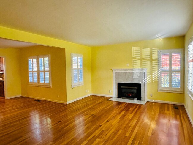 Building Photo - Charming 2 Bed, 2 Bath Home near UOP