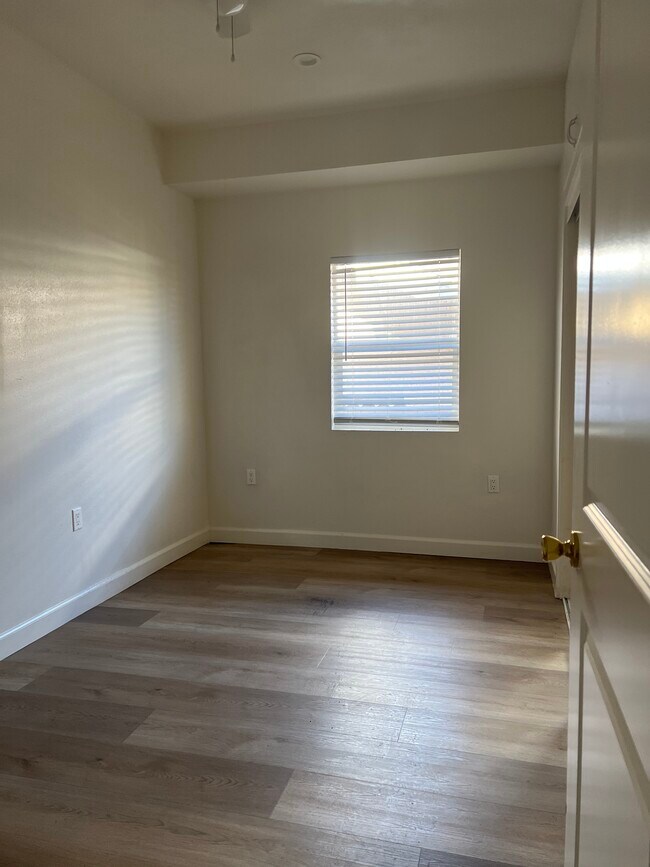 Building Photo - 427 W 53rd St