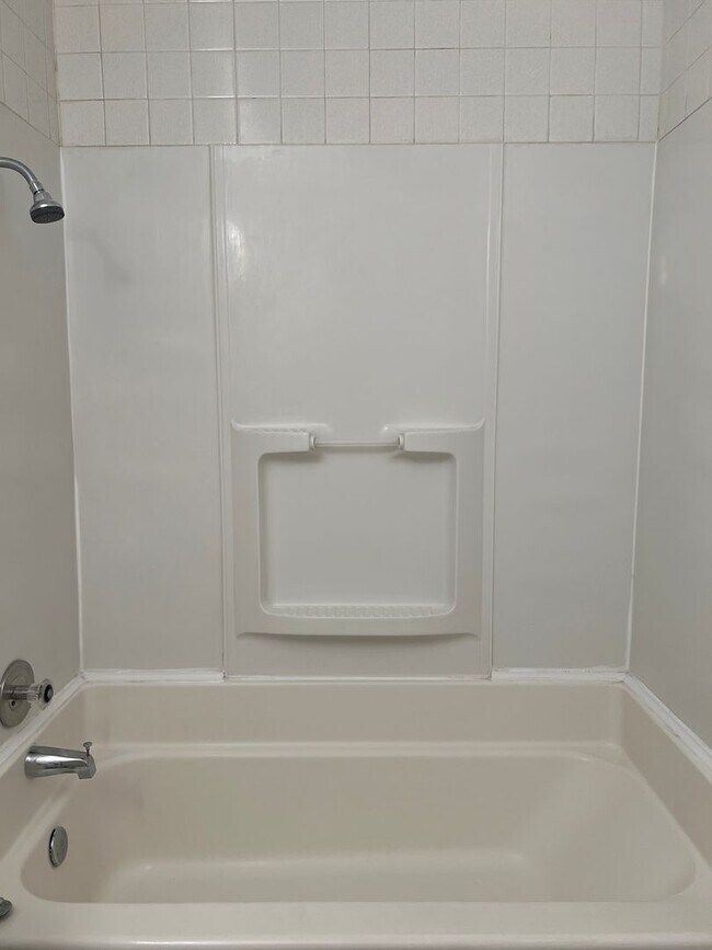 Building Photo - Available NOW! Cute Duplex in North Highla...