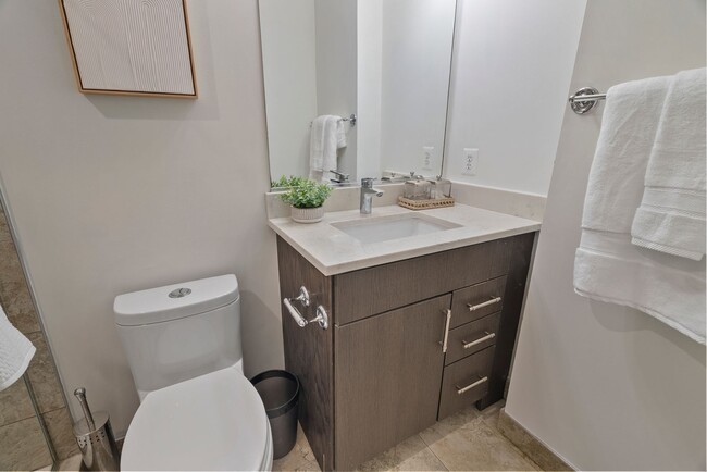 Building Photo - 2bd 2ba Condo with Washer/Dryer, Modern Fi...
