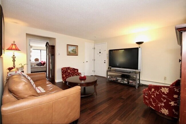 Building Photo - 2200 Skyline Dr