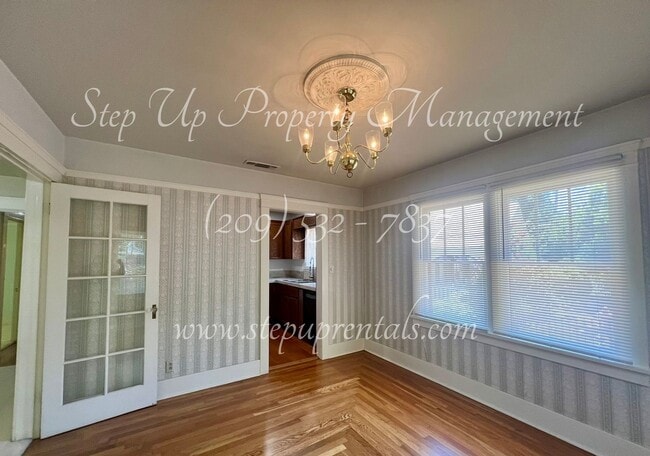 Building Photo - Beautiful 1920's 3 Bed 1 Bath Home Within ...