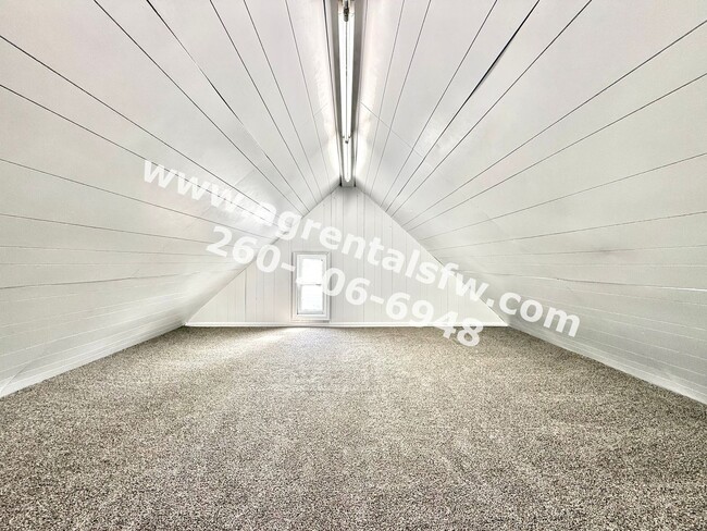 Building Photo - 615 W 4th St