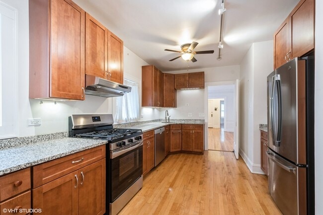 Building Photo - 557 Barton Ave