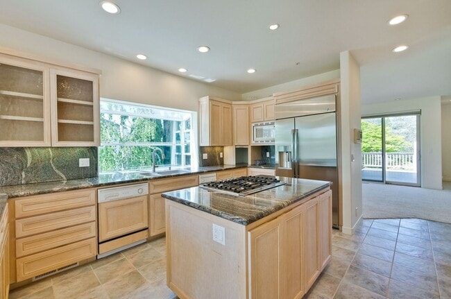Building Photo - Large 3,767 sqft home on a 10,000 sqft lot- 2 bed located on 1st floor w/ separate entrance - Top...