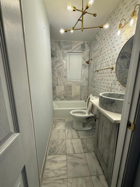 Building Photo - 5411 Hamilton Ave