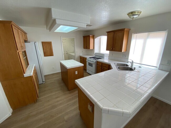 Building Photo - Great 4 bed/2.5 bath home located in the Southern area