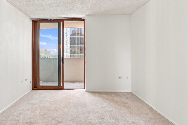 Building Photo - $1,395.95 - 1 Bed, 1 Bath Condo in Downtown Denver with Central AC, and Building amenities.