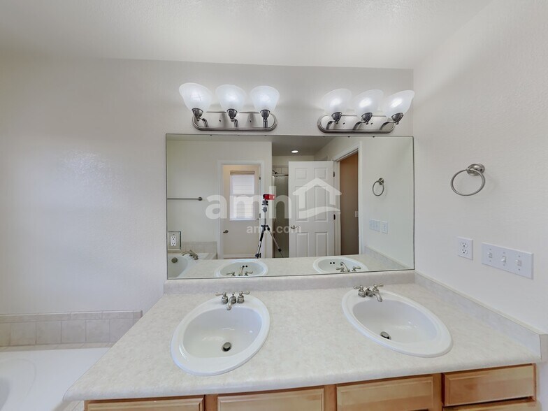 Building Photo - 11549 Black Maple Ln