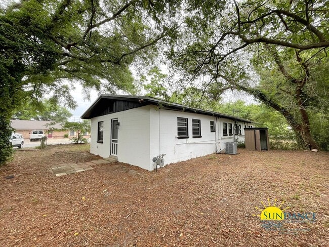 Building Photo - Charming cottage in central Fort Walton Beach!