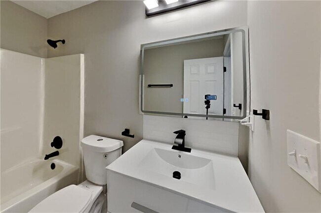 Building Photo - 1719 Silverchase Dr SW