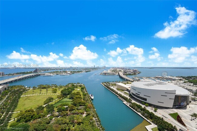 Building Photo - 900 Biscayne Blvd