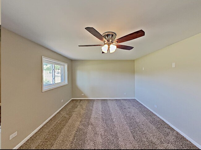 Building Photo - 8840 Hickory Dr