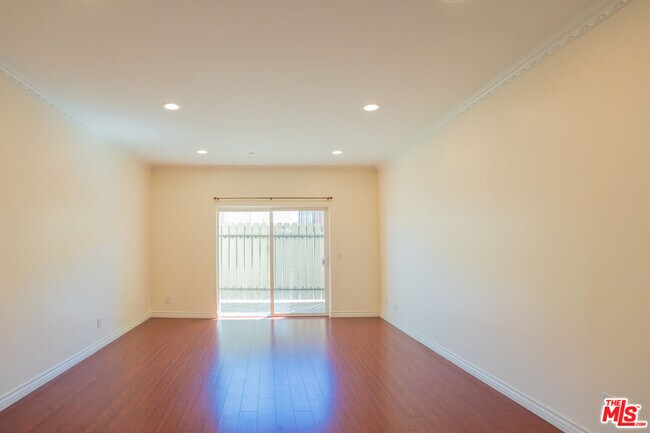 Building Photo - 626 E Orange Grove Ave