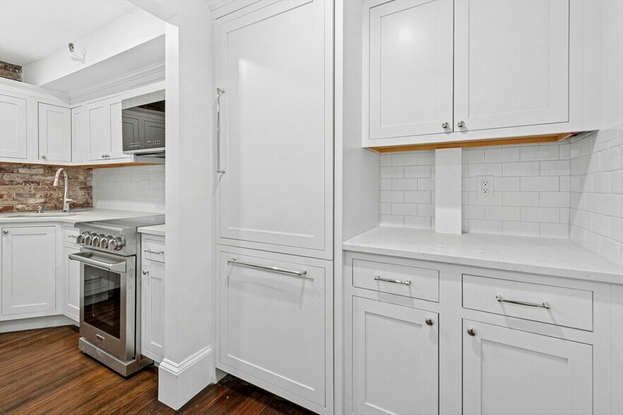 Building Photo - 49 Beacon St