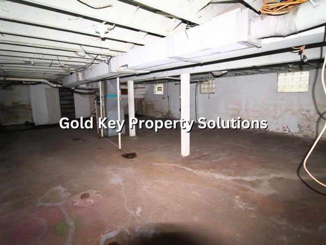 Building Photo - Updated 2 BR 1 BA House with Central Air and Garage (SECTION 8 APPROVED)