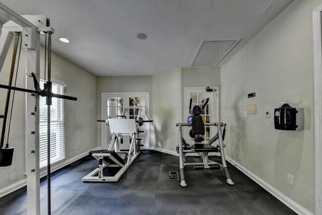 Building Photo - 2 bedroom condo in Atlanta in gated community