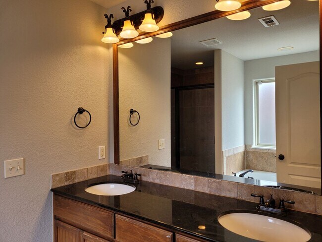 Building Photo - 3 bedroom in sought after West side of Fayetteville