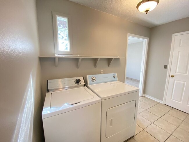 Building Photo - 2/2 home with garage - tile on inside with screened rear porch!