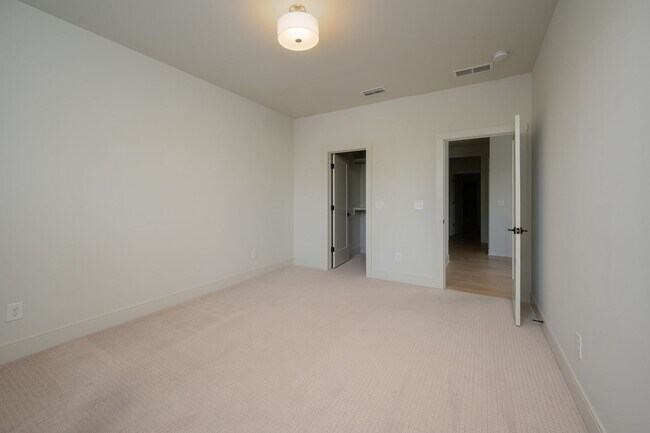 Building Photo - **LIKE-NEW, HIGH-END EXECUTIVE HOME WITH I...