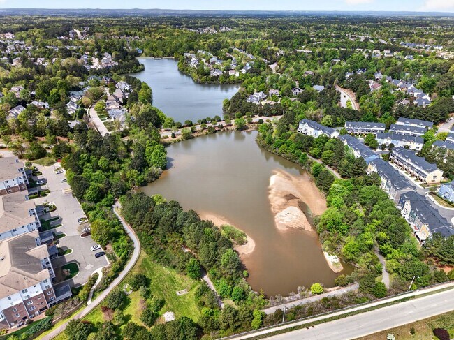 Building Photo - 828 Waterford Lake Dr