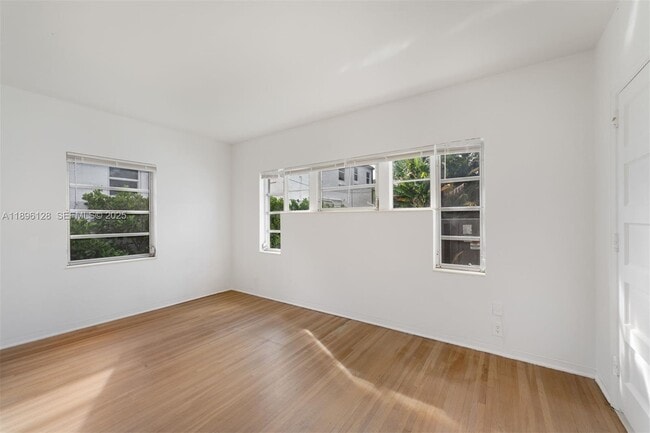 Building Photo - 520 W 51st Terrace