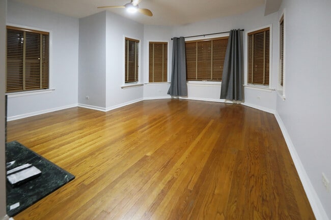 Building Photo - 6042 N Kenmore Ave